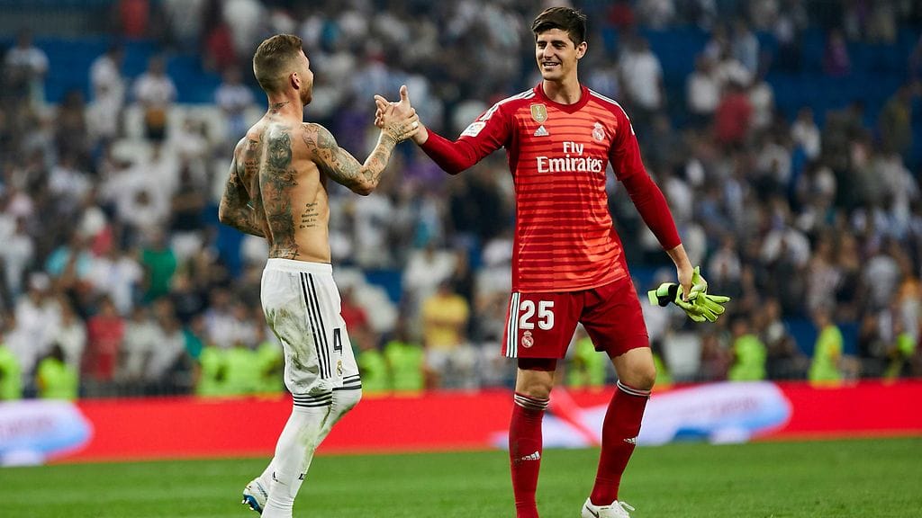 Sergio Ramos (vas.) tykkäsi Twitter-päivityksestä, jossa haukuttiin joukkuetoveri Thibaut Courtoisia (oik.).