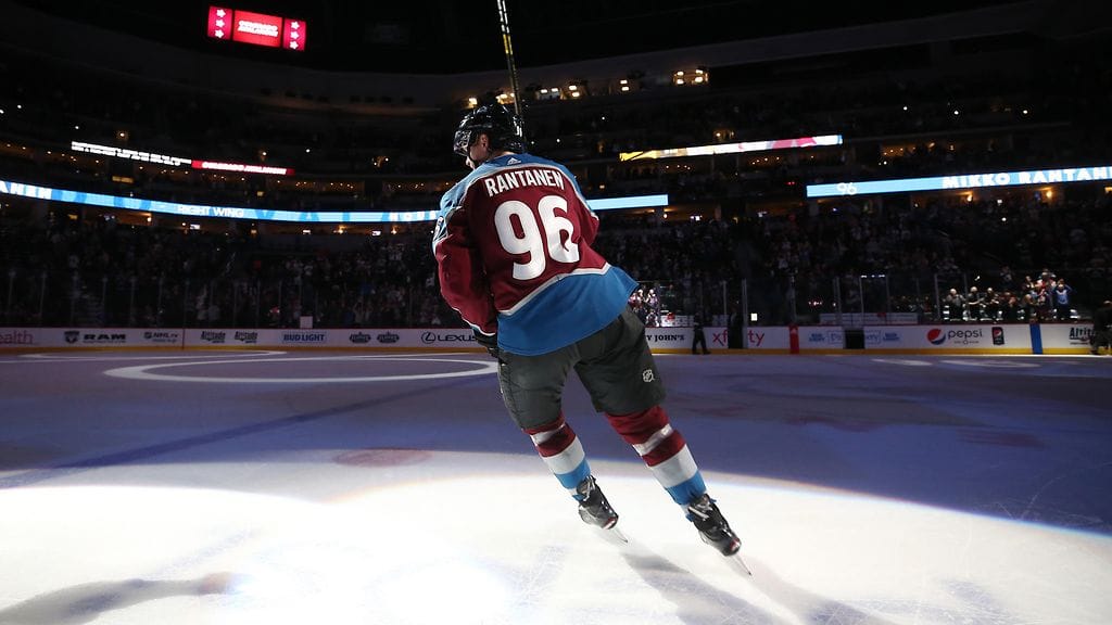Colorado Avalanchen suomalaishyökkääjä Mikko Rantanen johtaa tällä hetkellä NHL:n pistepörssiä.