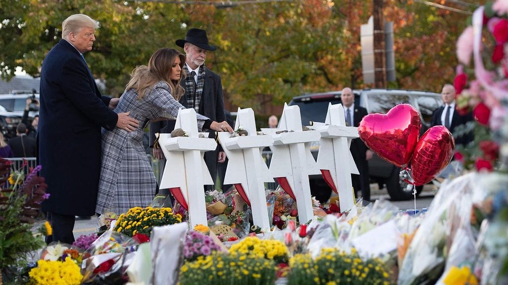 Mielenosoittajat olivat vastassa, kun Yhdysvaltain presidenttipari vieraili Pittsburghissa synagogaiskun tapahtumapaikalla.