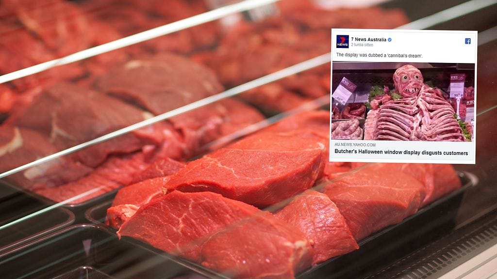 Aidon näköinen luuranko pelottelee asiakkaiata halloweenin kunniaksi ukrainalaisen kaupan lihatiskillä.