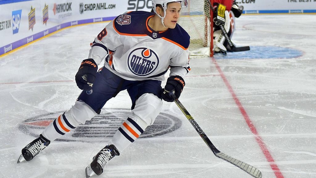 Jesse Puljujärvi on joutunut seuraamaan Edmonton Oilersin NHL-joukkueen pelejä katsomosta.