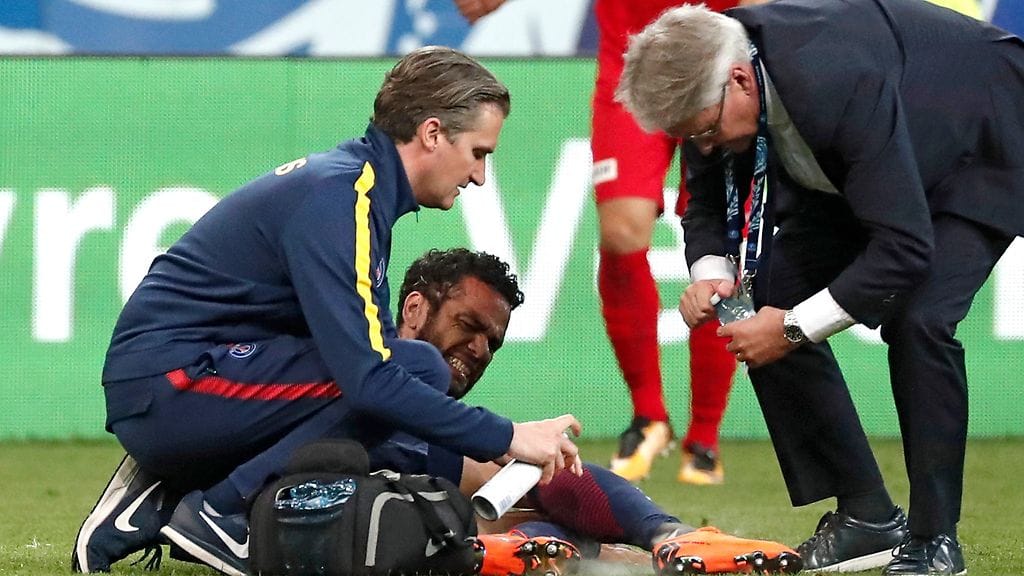 PSG:n Dani Alves loukkaantui toukokuussa Ranskan cupin finaalissa Les Herbiersiä vastaan.