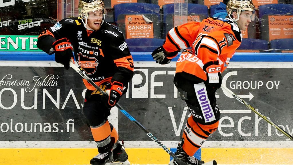 KooKoon Jake Newton (vas.) vaihtoi kesken viime kauden JYPin riveihin ja HPK:n Oula Palve TPS:ään. Leijonien päävalmentaja Jukka Jalonen ei pidä SM-liigaseurojen tavasta myydä pelaajiaan loppukaudeksi.