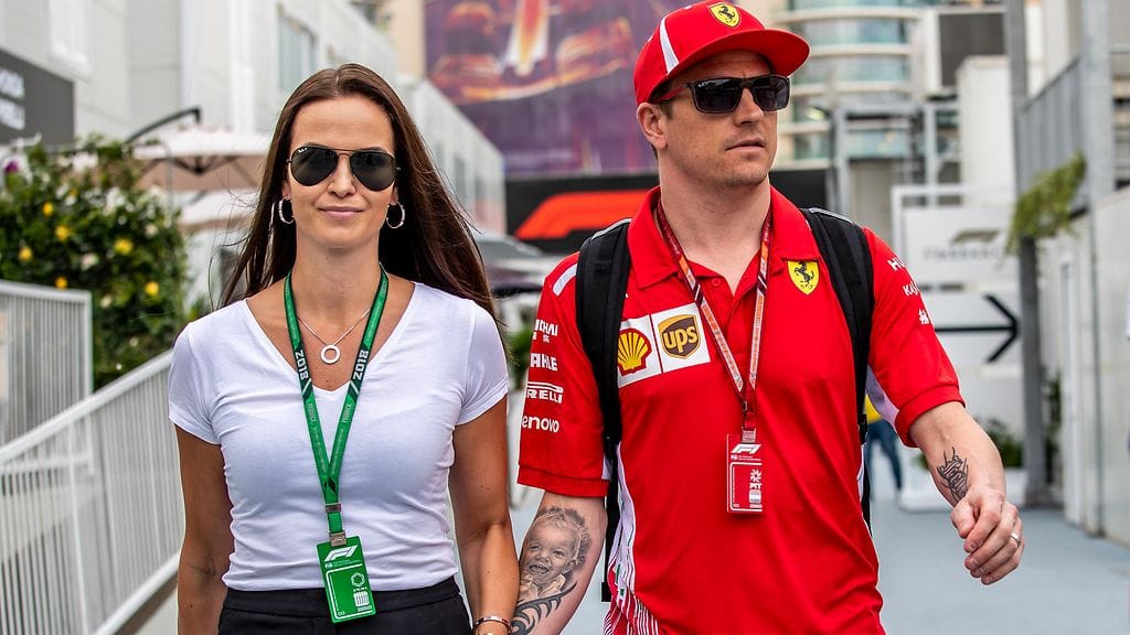 Kimi Räikkönen (oikealla) ja Minttu Räikkönen (vasemmalla) virittelivät näyttävät Halloween-koristeet kasaan perheen kotimaisemissa.