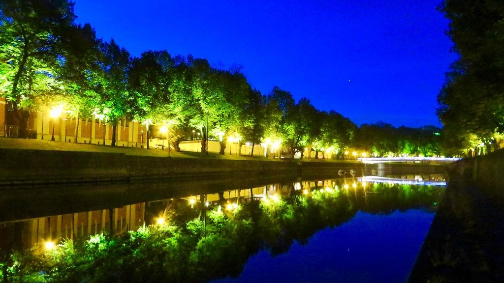 Turku Energian kaukolämpöverkossa tapahtuneesta vuodosta johtuen osa Aurajoesta värjäytyi vihreäksi. Kuvituskuva.