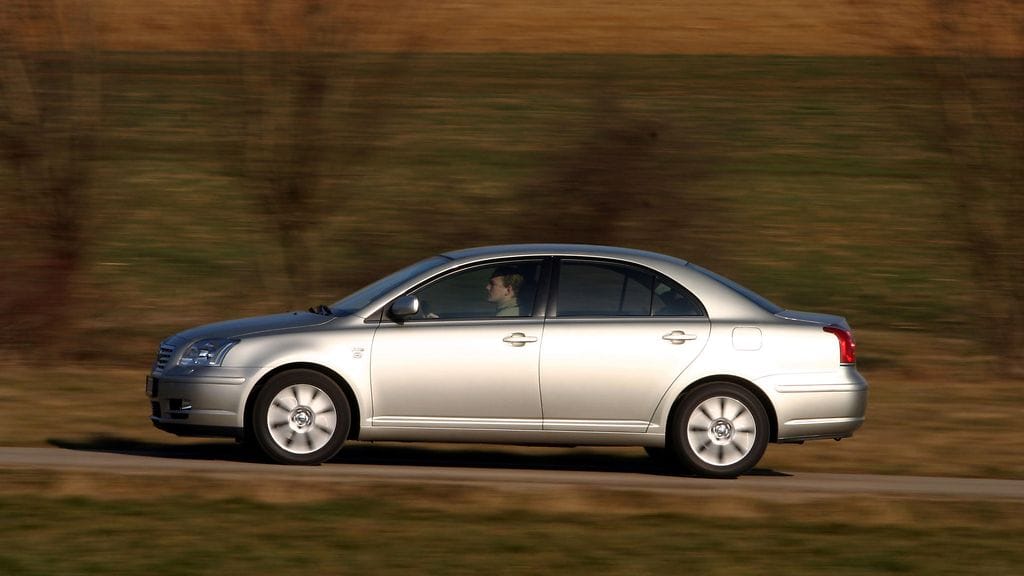 Vuosimallin 2003 Avensis on yksi Toyotan takaisinkutsumista autoista.