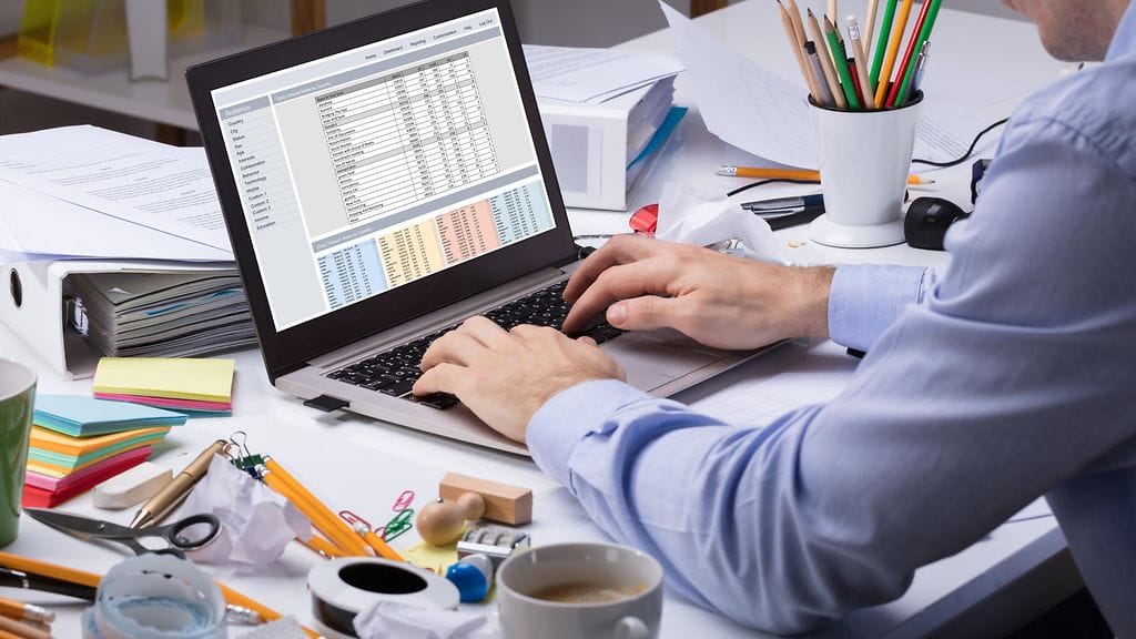 Sotkuinen työpöytä ei saa varmasti useimmilta pomoilta tai työkavereilta arvostusta.