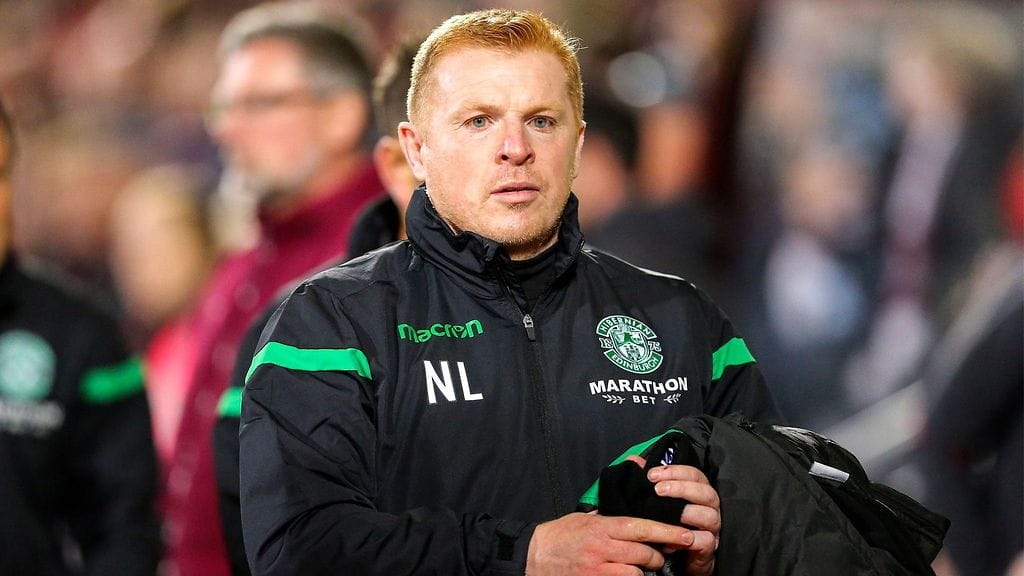 Hibernianin manageria Neil Lennonia heitettiin kolikolla päähän.