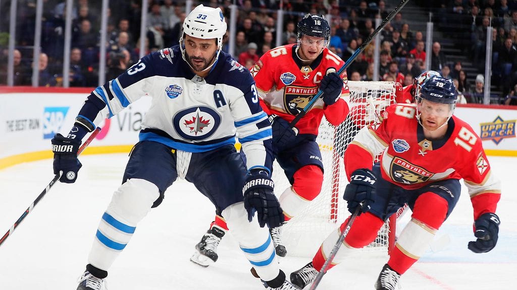Winnipeg Jetsin jenkkitähti Dustin Byfuglien (vasemmalla) täräytti voimakkaan taklauksen Florida Panthersin suomalaistähteen Aleksander Barkoviin (takana keskellä) torstaina Helsingissä.
