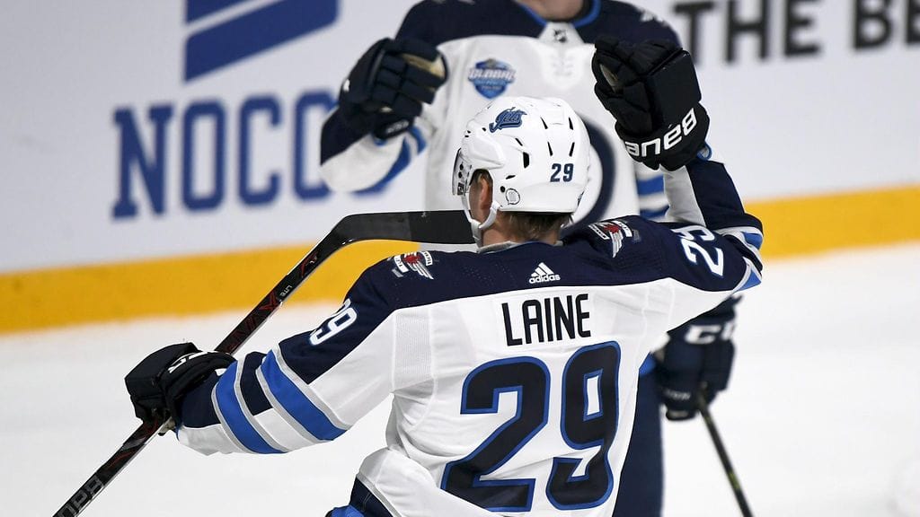 Winnipeg Jetsin suomalaishyökkääjä Patrik Laine iski maalin kotiyleisön edessä Helsingissä.