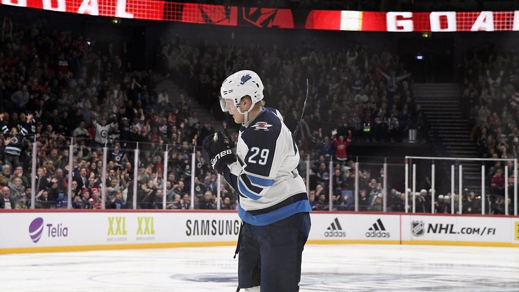 Patrik Laine iski kolme maalia Helsingin NHL-illassa torstaina.