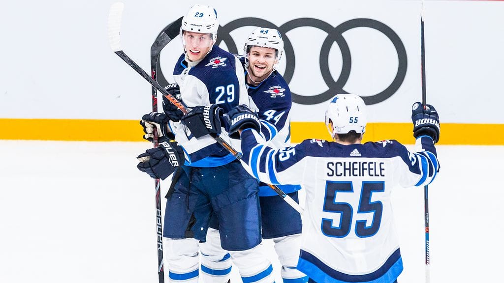 Patrik Laine iski hattutempun, kun Winnipeg Jets kaatoi torstaina Helsingissä Florida Panthersin lukemin 4-2.