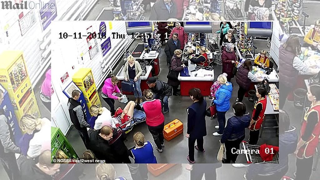 28-vuotiaan naisen kauppareissu päättyi iloiseen perhetapahtumaan, kun kaupassa asioinut nainen synnyttikin lapsen. Kuvan lähde Daily Mail