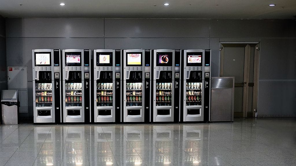 Mies, jota kutsutaan vain nimellä Zhu, jäi jumiin seksileluautomaattiin. Kuvan automaatit ovat tapaukseen syyttömiä.