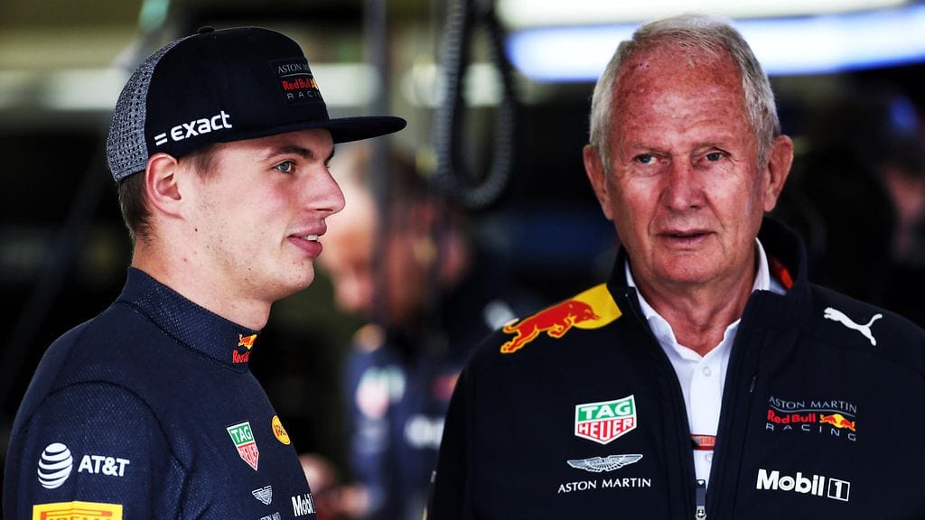 Helmut Marko  (oik.) luottaa siihen, että Max Verstappenista (vas.) tulee Formula ykkösten nuorin maailmanmestari.
