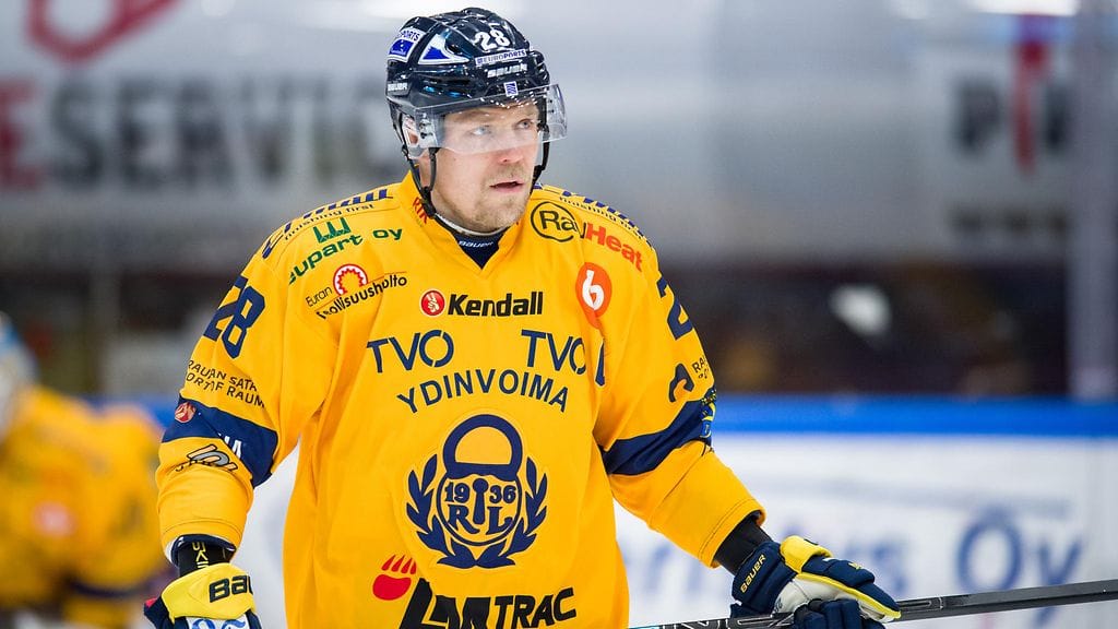 Lukon Janne Niskala on sivussa Tapparaa vastaan.