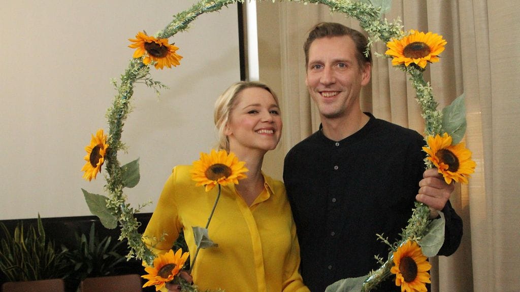 Anna-Maija Tuokko ja Pekka Strang näyttelevät pariskuntaa Onnela-sarjassa.