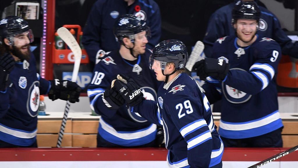Patrik Laine iski Winnipeg Jetsin 2-1-osuman perjantain ottelussa Florida Panthersia vastaan Helsingissä.