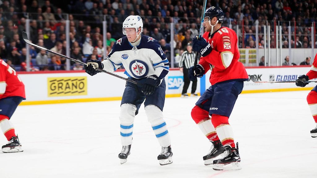 Patrik Laine (vasemmalla) ja Aleksander Barkov (oikealla) jakoivat kiitosta Suomessa pelattujen NHL-pelien jälkeen.