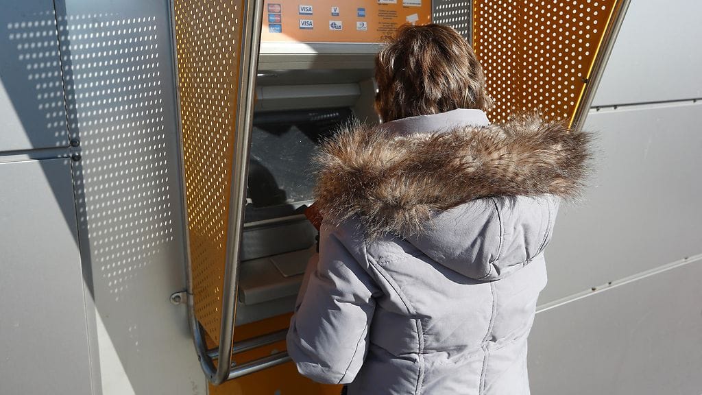 Naisen katsottiin tehneen automaatilta suurehkoja nostoja luvatta.