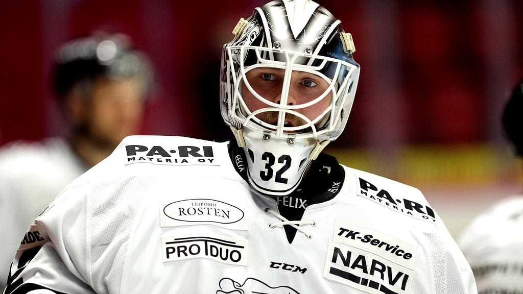 Rasmus Tirronen ohjasi kiekon vahingossa omaan maaliinsa.