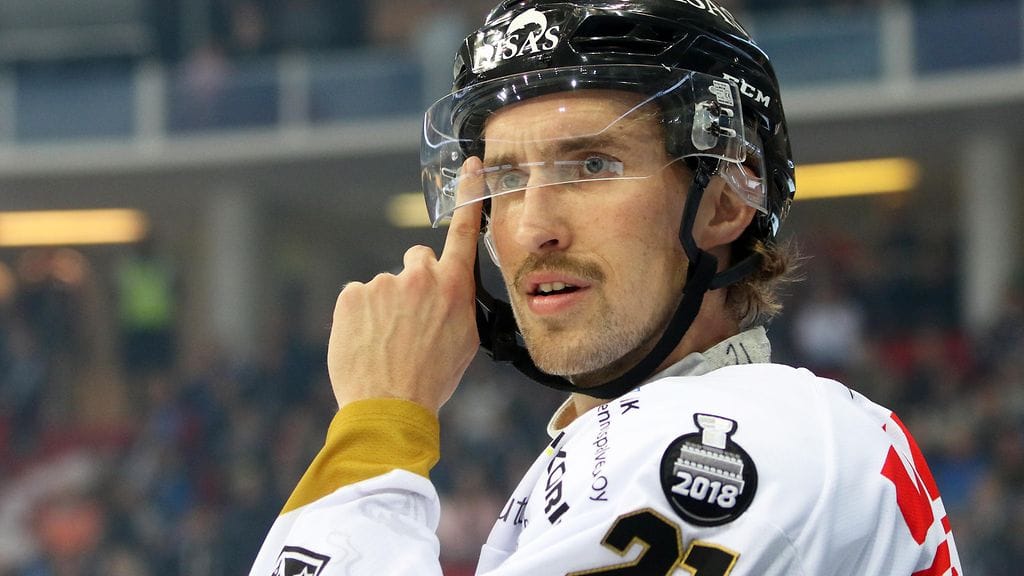 Otto Karvinen (kuvassa) otti nyrkein yhteen Roope Talajan kanssa Vaasassa.