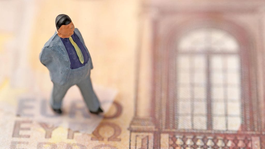 Suomessa on pieni joukko ihmisiä, joiden yhteenlasketut ulosottovelat yltävät satoihin miljooniin euroihin, kertoo Helsingin Sanomien selvitys.