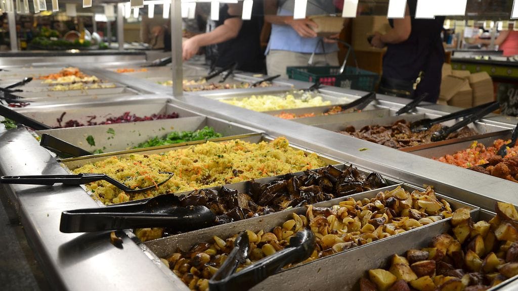 Miehen kyseenalainen toiminta kaupan ruokatiskillä on aiheuttanut kohua.