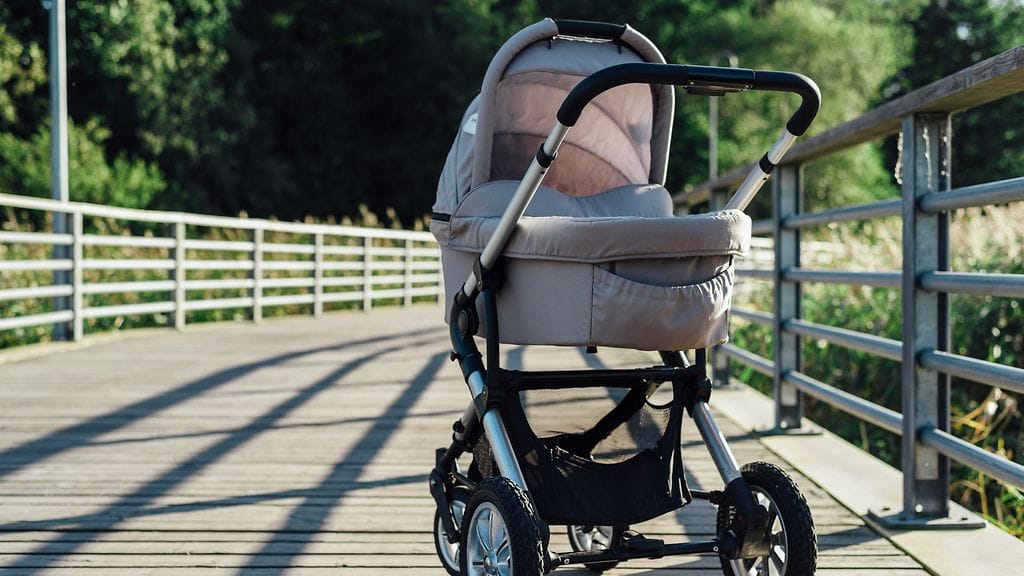 Nainen mietti, oliko hänen vikansa, ettei hän tajunnut ilmoittaa pienestä, epärelevantista halkeamasta.