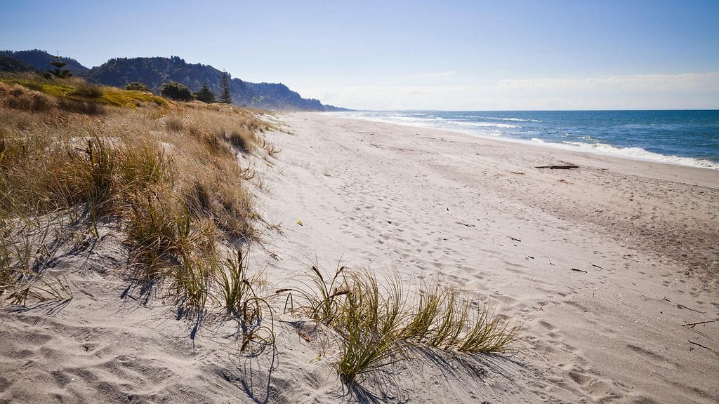 Kalamies oli kiinnittänyt huomiota vedessä kelluvaan hahmoon. Kuvituskuva.
