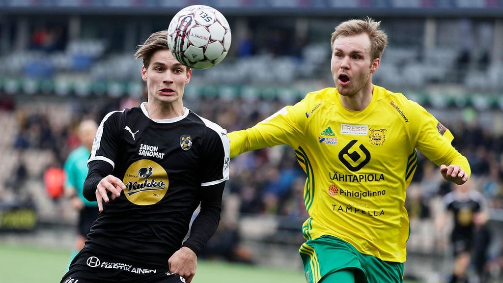 Saku Savolaisen (vas,) edustama KuPS ja Jani Tanskan Ilves äänestivät Veikkausliigan sarjauudistusehdotusta vastaan.