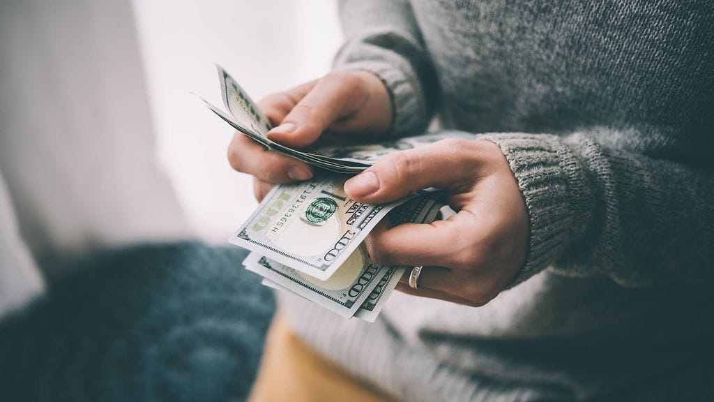 Säästämisessä suuria tuloja tärkeämpää on itsekuri, kertoo 22-vuotias Selin Tekirdag.