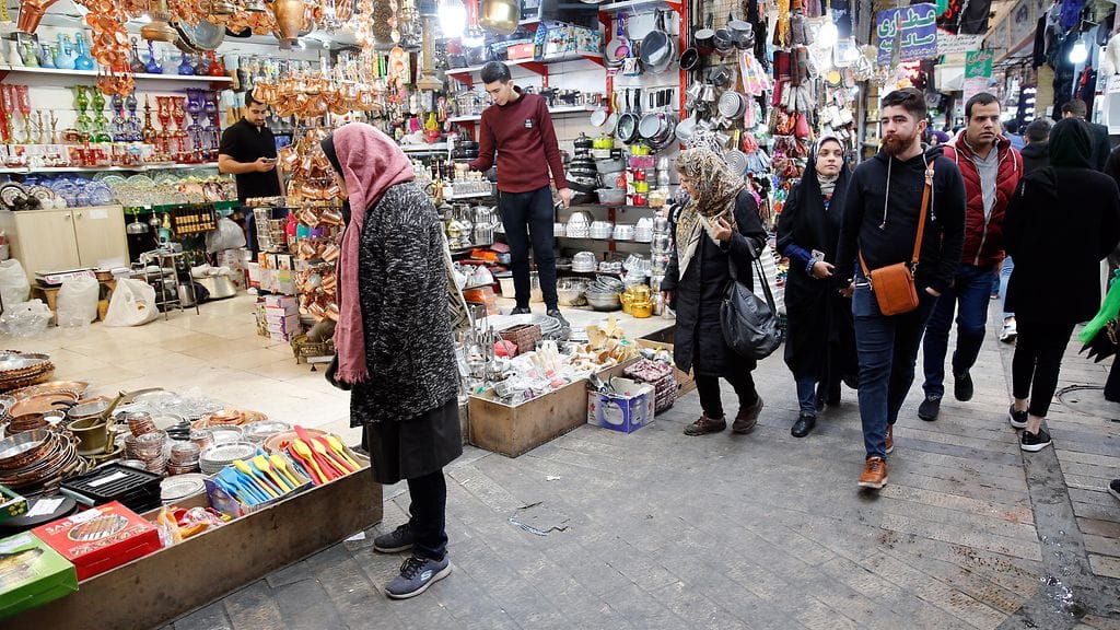 Iranilaispariskunta vietiin putkaan sen jälkeen, kun mies kosi morsiotaan julkisesti ostoskeskuksessa Arakissa Iranin pohjoisosassa. Kuvituskuva.