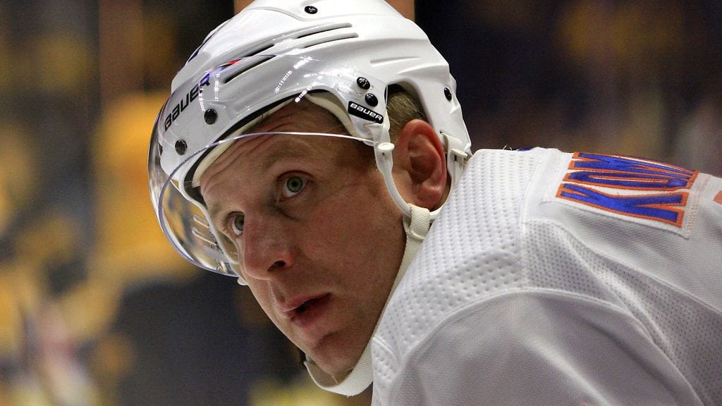 New York Islandersin Leo Komarov sai moikata poikaansa ennen Montreal Canadiensia vastaan pelattua ottelua.