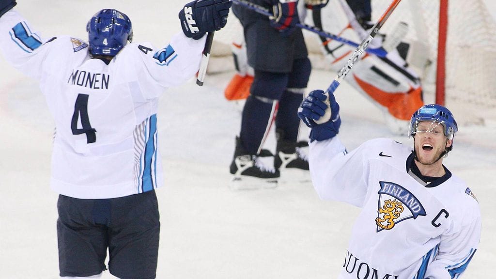 Kimmo Timonen ja Saku Koivu tuulettavat Torinon olympialaisissa.