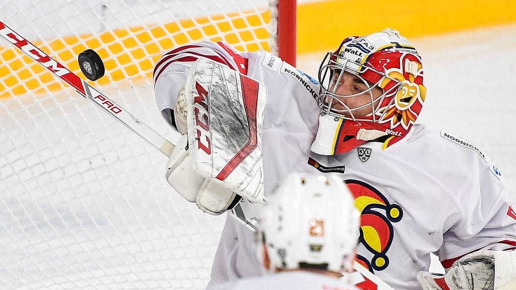 Janis Kalnins hyppää Jokerien maalille.