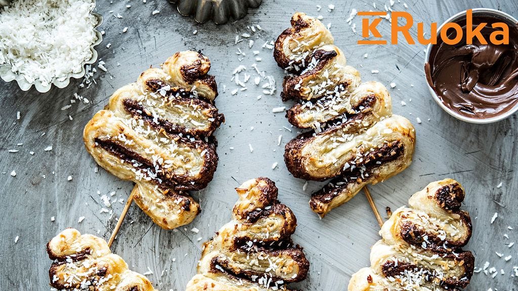 Joulutortut voi tehdä vaihteeksi kuusen muotoisiksi.