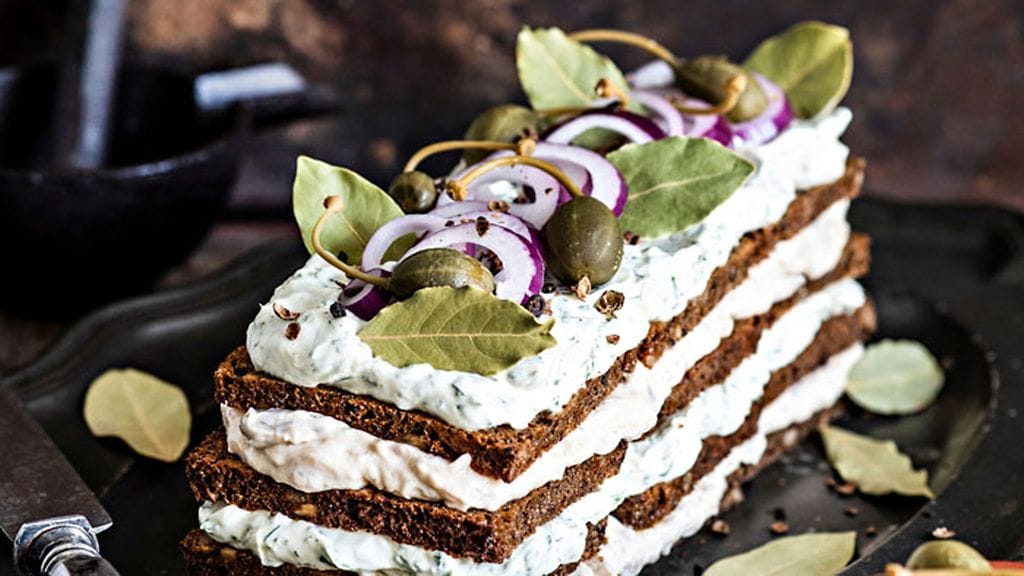 K-Ruoka trendikäs joulu sillivoileipäkakku