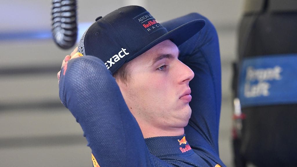 Renault ampui Max Verstappenia kovilla.
