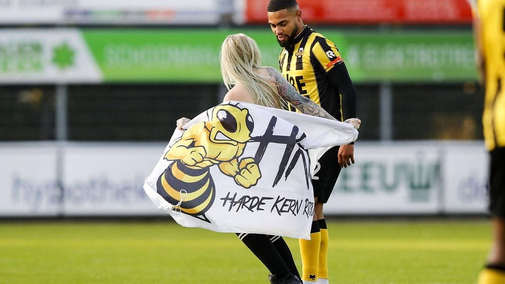 Naiskatsoja yllätti pelaajat.