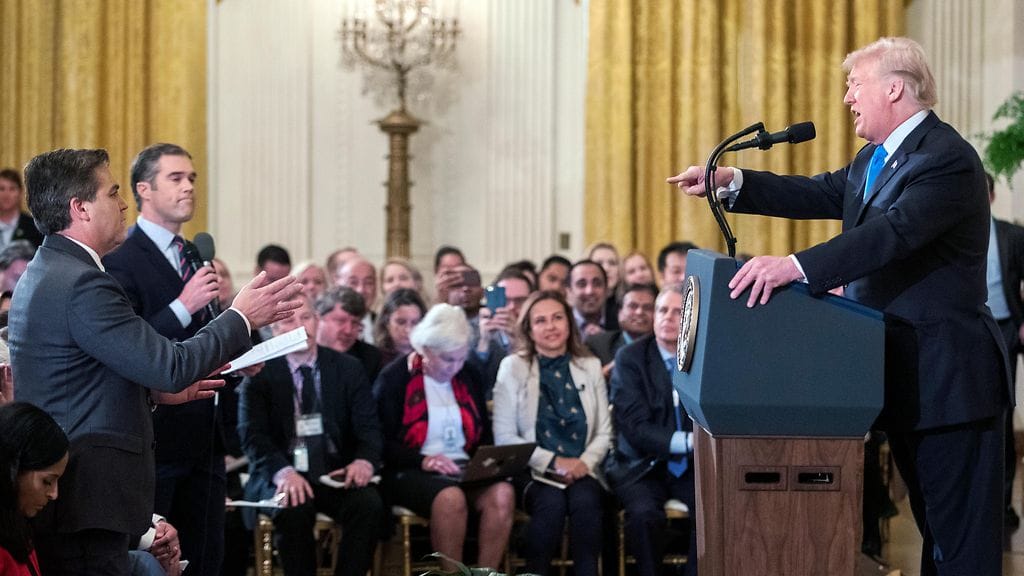 Jim Acosta vasemmalla ja presidentti Donald Trump tiedotustilaisuudessa eilen.
