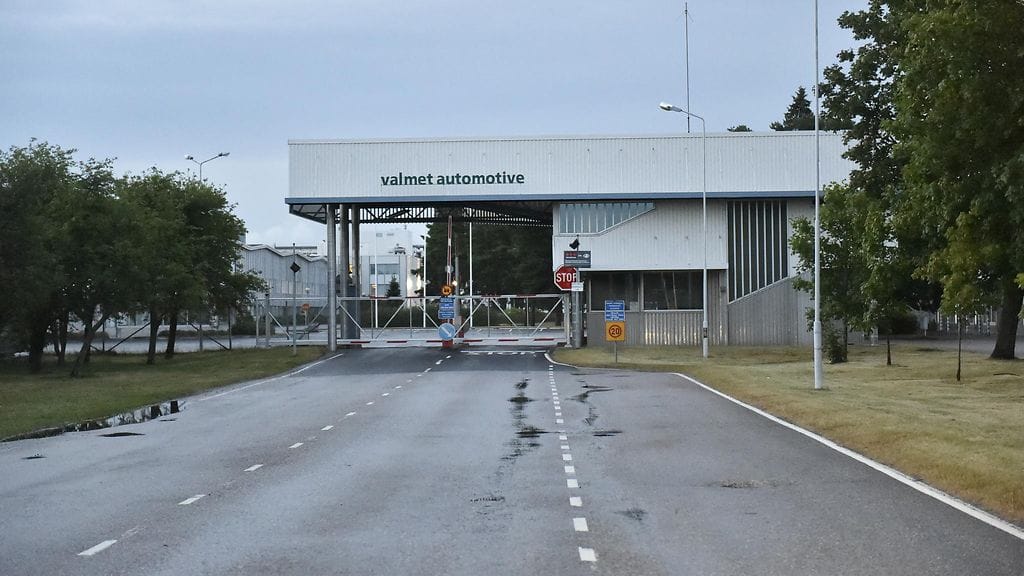 Poliisilla piti kiirettä aamulla Uudenkaupungin autotehtaan työntekijöiden liikenteen valvonnassa.