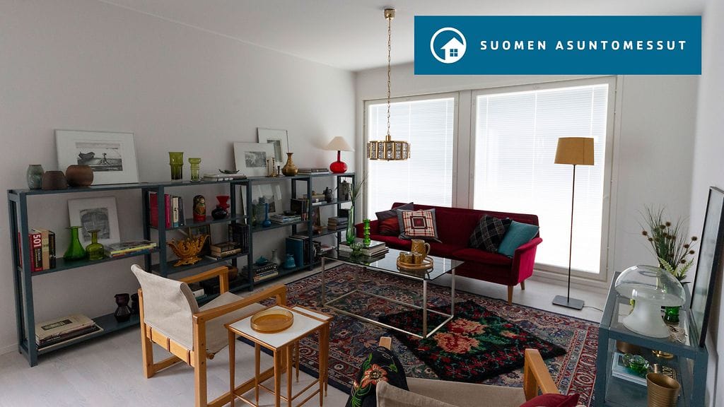 Kirpputorilta löytynyt kukkakuvioinen ryijy pääsi matoksi maton päälle Villa Karhussa Porin asuntomessuilla.