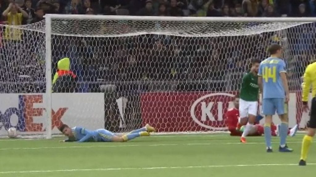 Astanan laitapuolustaja Baktiyor Zaynutdinov puski pallon omaan maaliin Jablonecia vastaan.