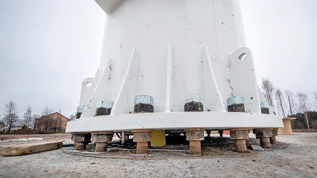 Suomen korkein lipputanko seisoo jo tukevan näköisesti paikoillaan Haminassa.