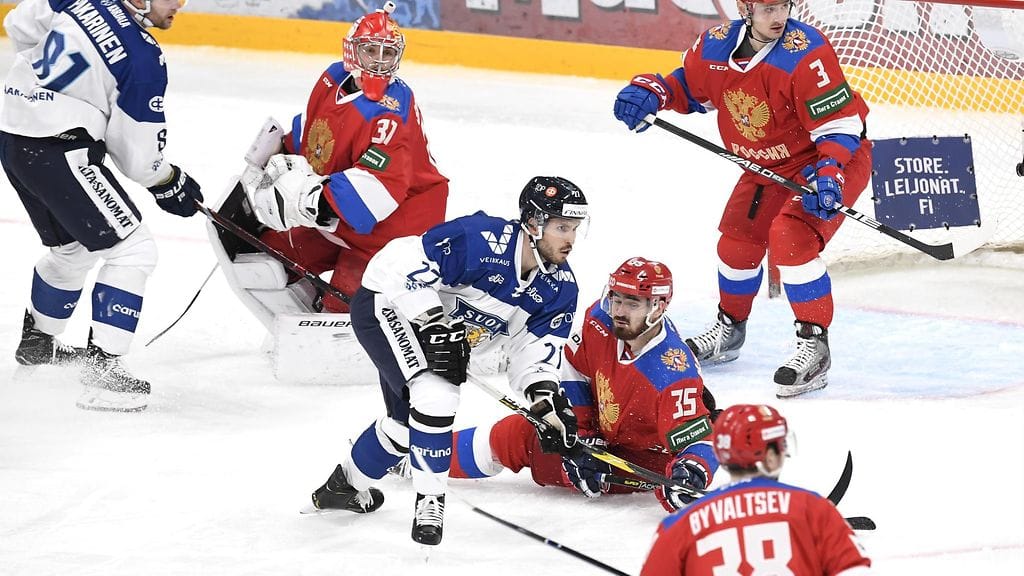 Oula Palve (vaaleassa paidassa keskellä) debytoi torstaina Karjala-turnauksessa Leijonien paidassa.