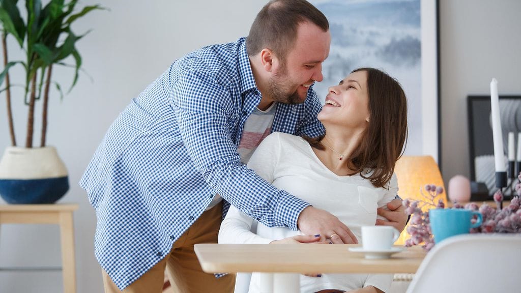 Sara Farrell Baker ihmettelee, miksi aviomiehet eivät viitsi panna tikkua ristiin vaimonsa vuoksi. Kuvituskuva.