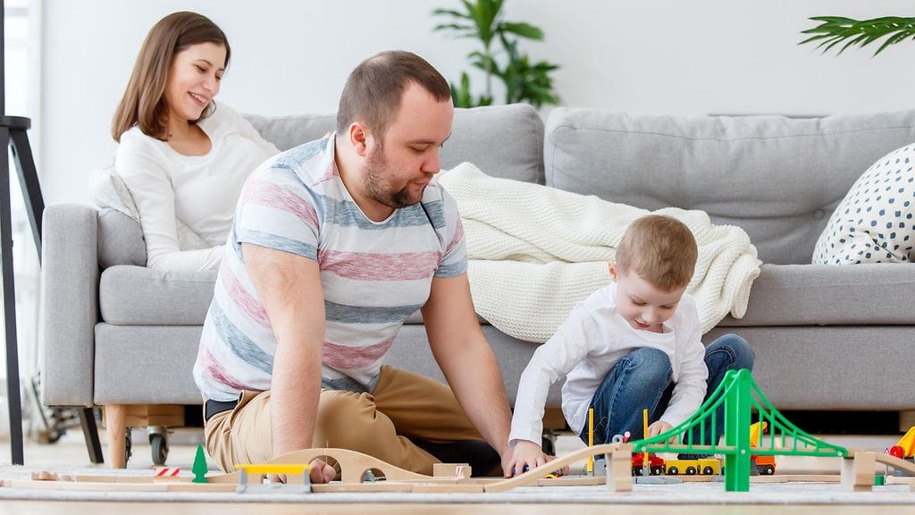 Lelut, joiden kanssa nuoret lapset voivat leikkiä yhdessä vanhempiensa kanssa ovat lastenlääkäreiden mukaan hyviä.