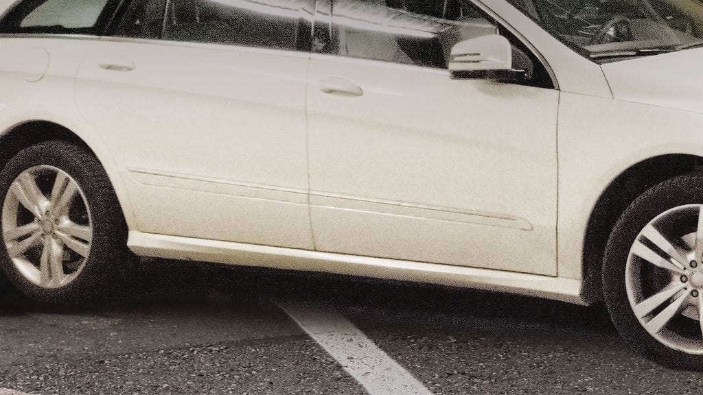 Huomautus väärin parkkeeratusta autosta johti pahoinpitelyyn. Kuvituskuva.