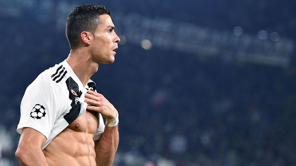 Juventuksen Cristiano Ronaldo tuuletti maalia esittelemällä vatsalihaksiaan.